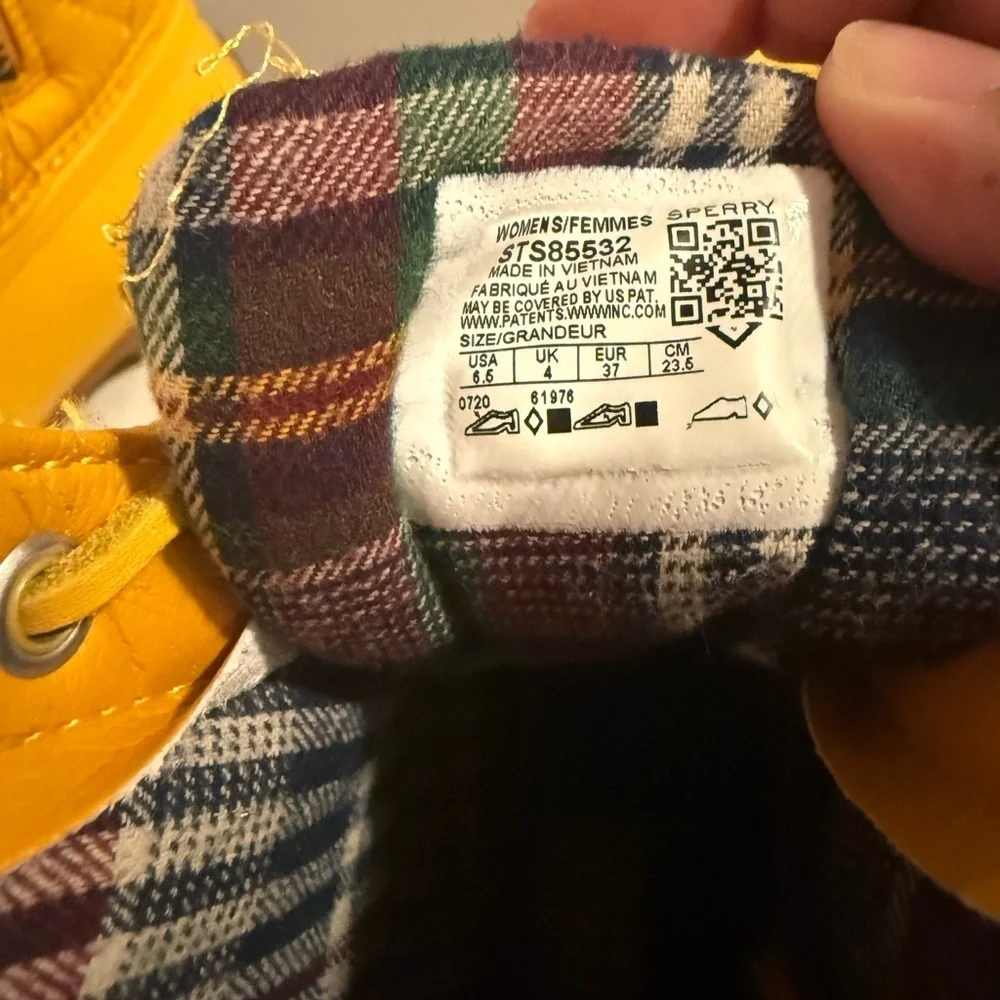 Sperry Women's Saltwater Quilted Nylon Duck Boots in mustard yellow Size 6.5
